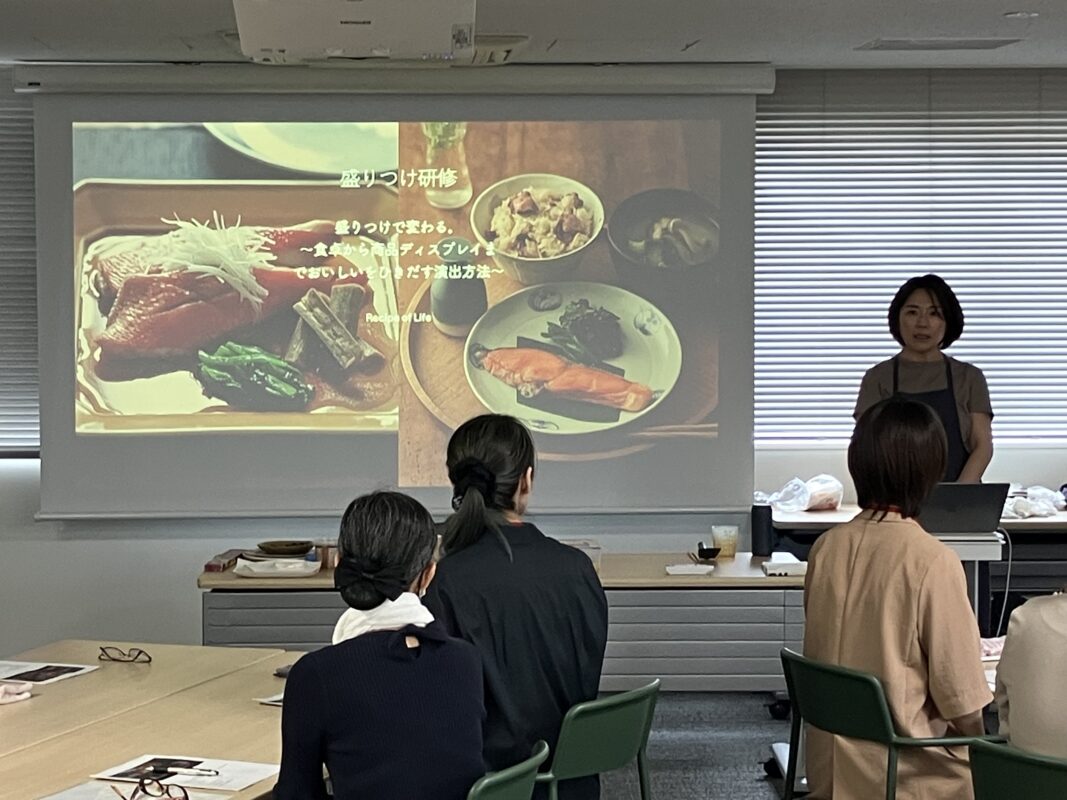 盛りつけ研修実習の様子