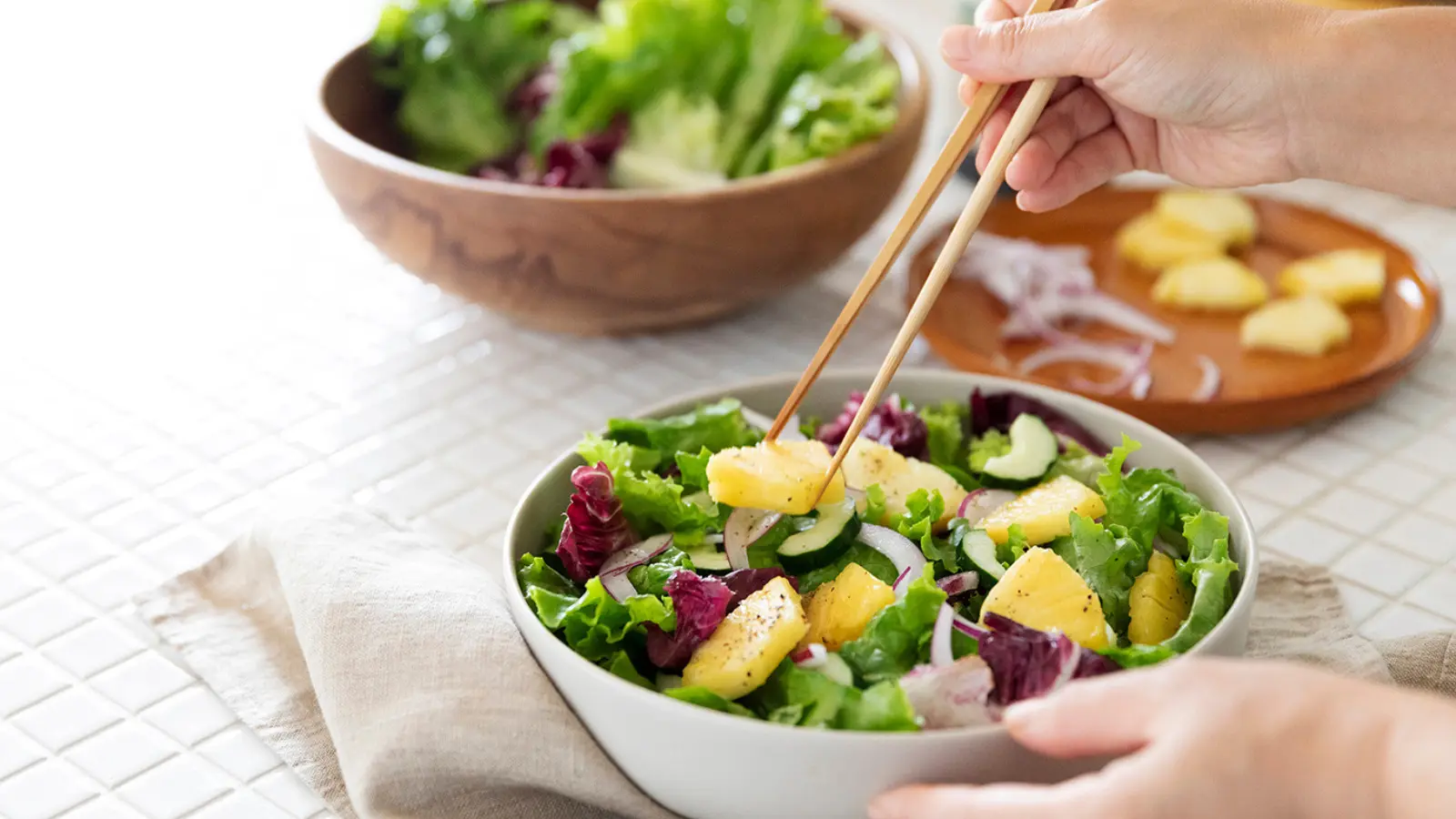 冬の食卓イメージ：パイナップルサラダの盛り付け写真