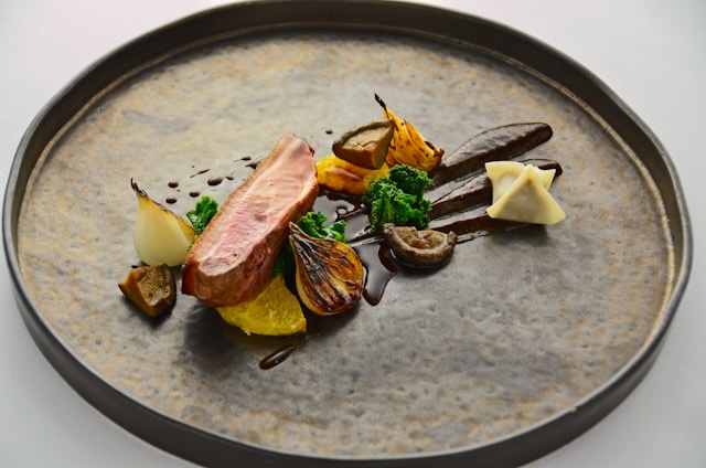 ステーキの盛りつけ